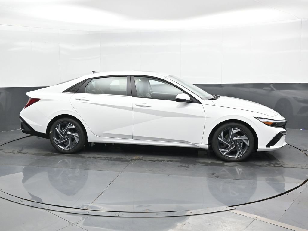 New 2025 Hyundai Elantra Limited image 4