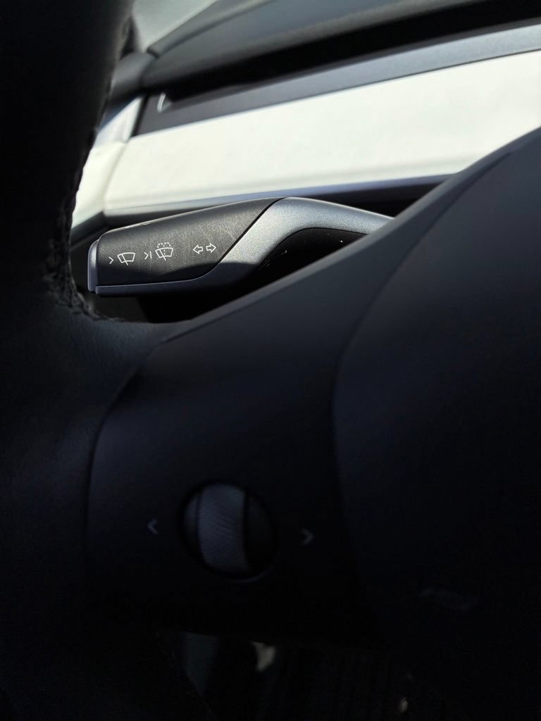 Used 2024 Tesla Model Y Long Range AWD/4WD image 33