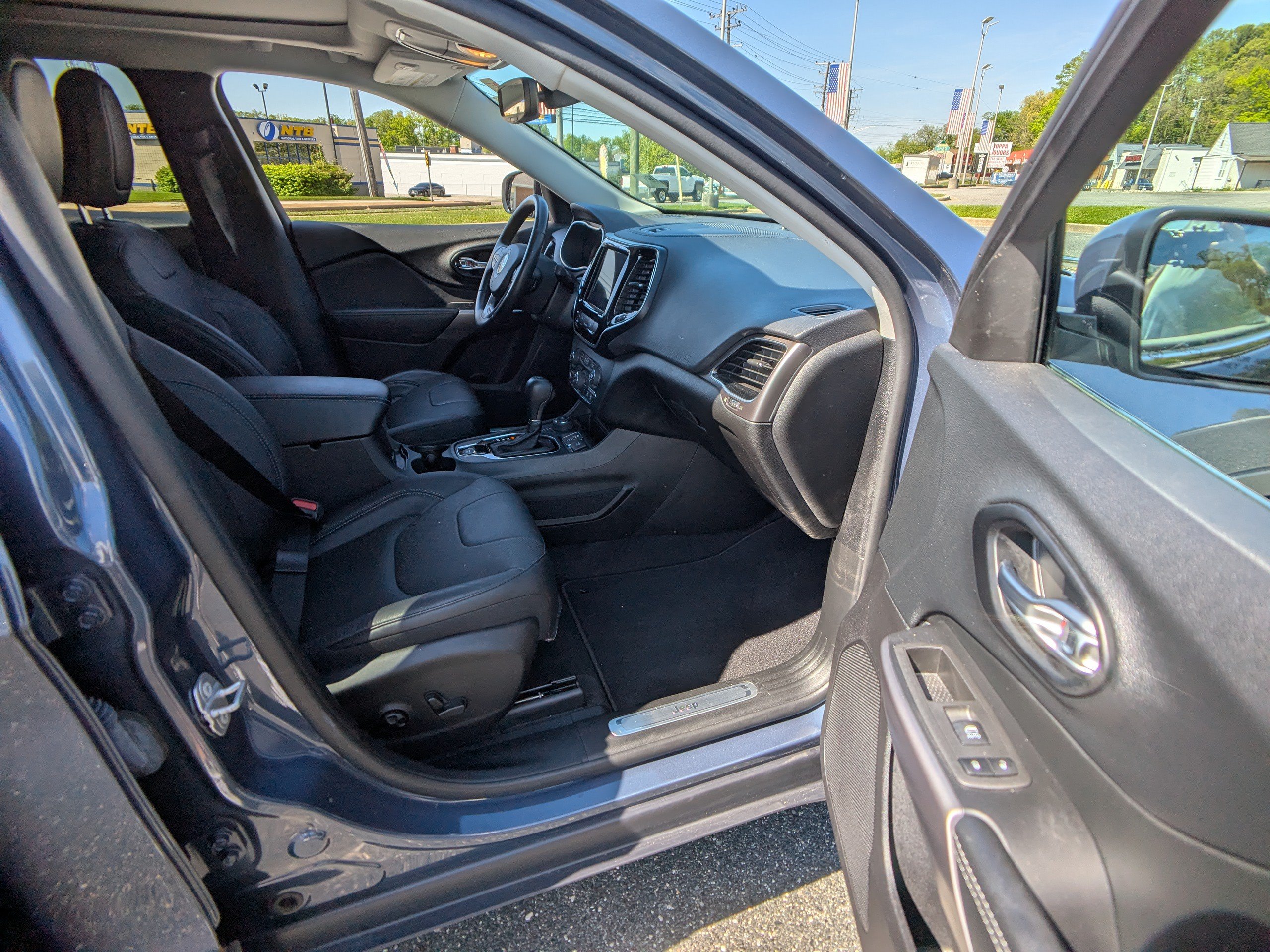 Used 2021 Jeep Cherokee Limited AWD/4WD image 13