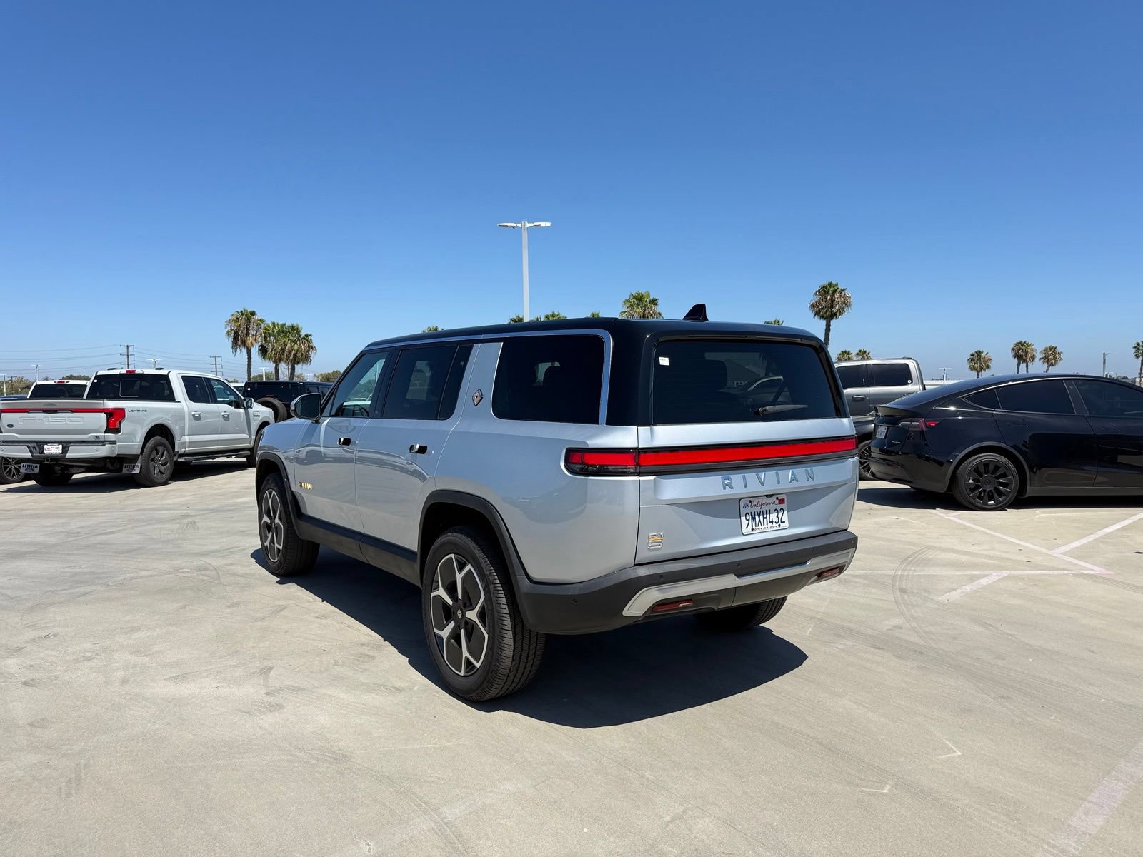 Used 2024 Rivian R1S Adventure AWD/4WD image 2