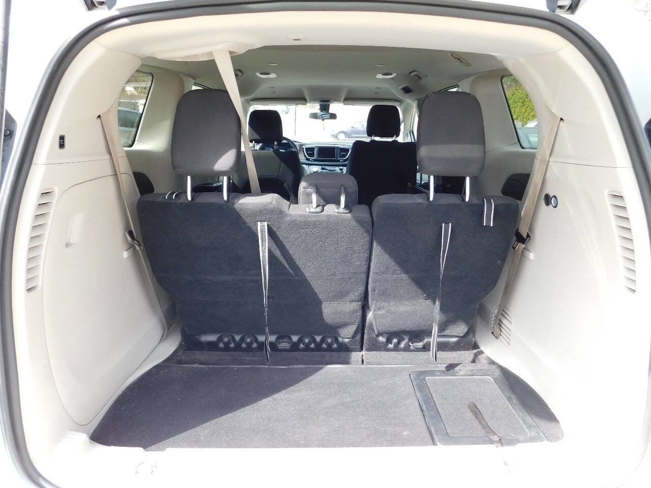 Used 2022 Chrysler Voyager LX image 22