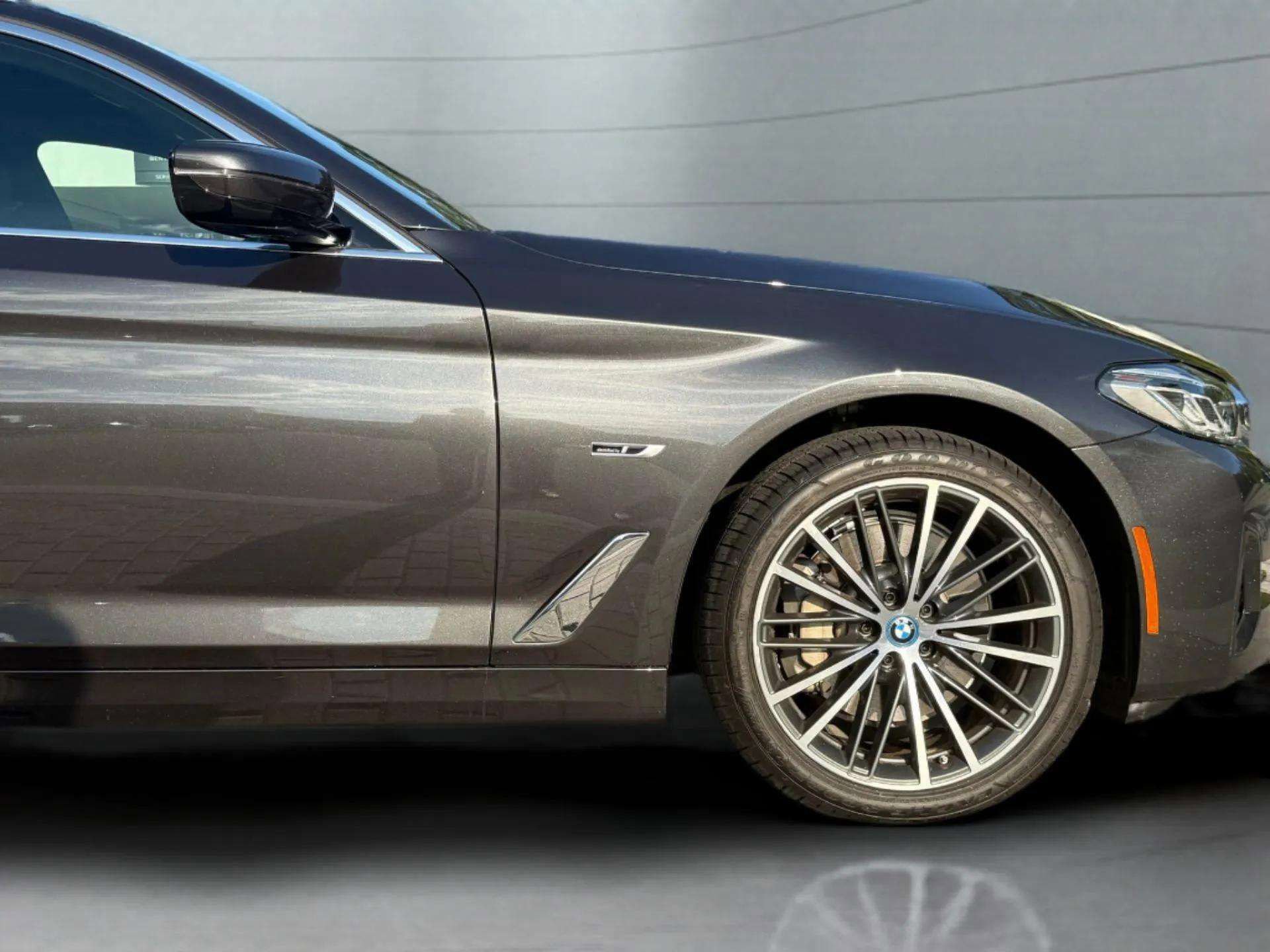 Used 2023 BMW 530e xDrive w/ Premium Package AWD/4WD image 6