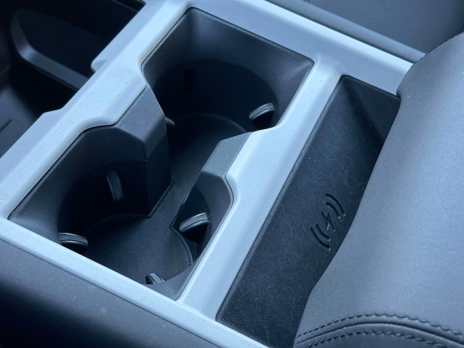 Used 2025 Land Rover Defender 110 S image 34