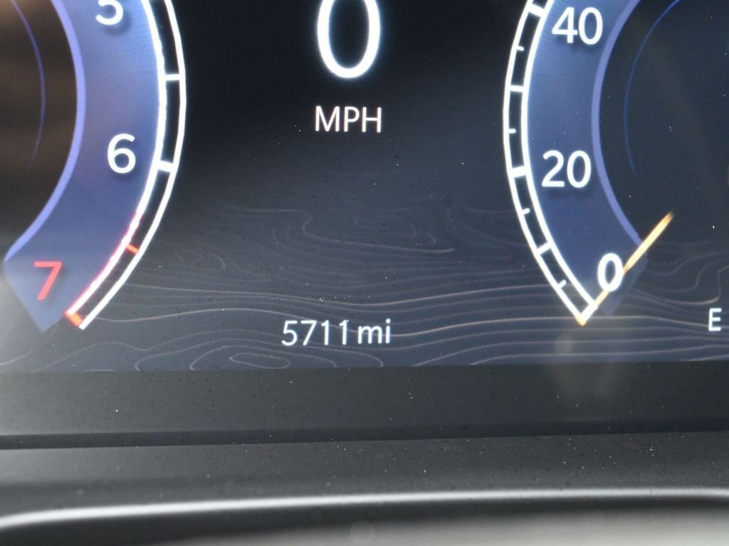 Used 2025 Jeep Grand Cherokee Laredo image 12