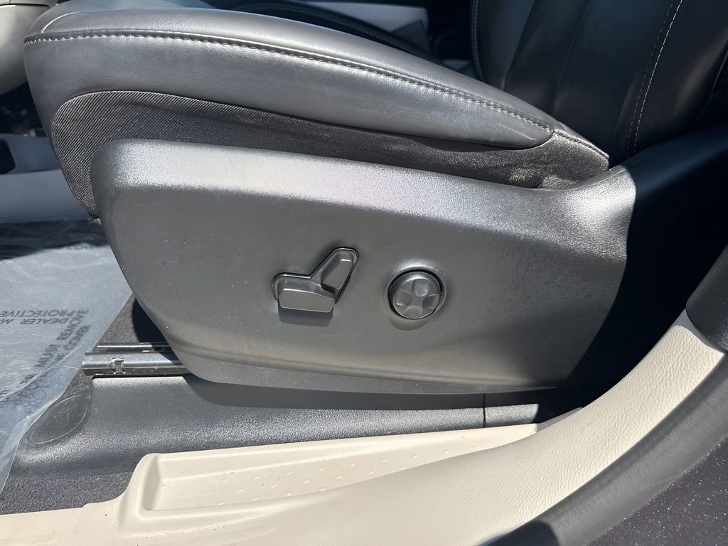 Used 2023 Chrysler Pacifica Touring-L image 10