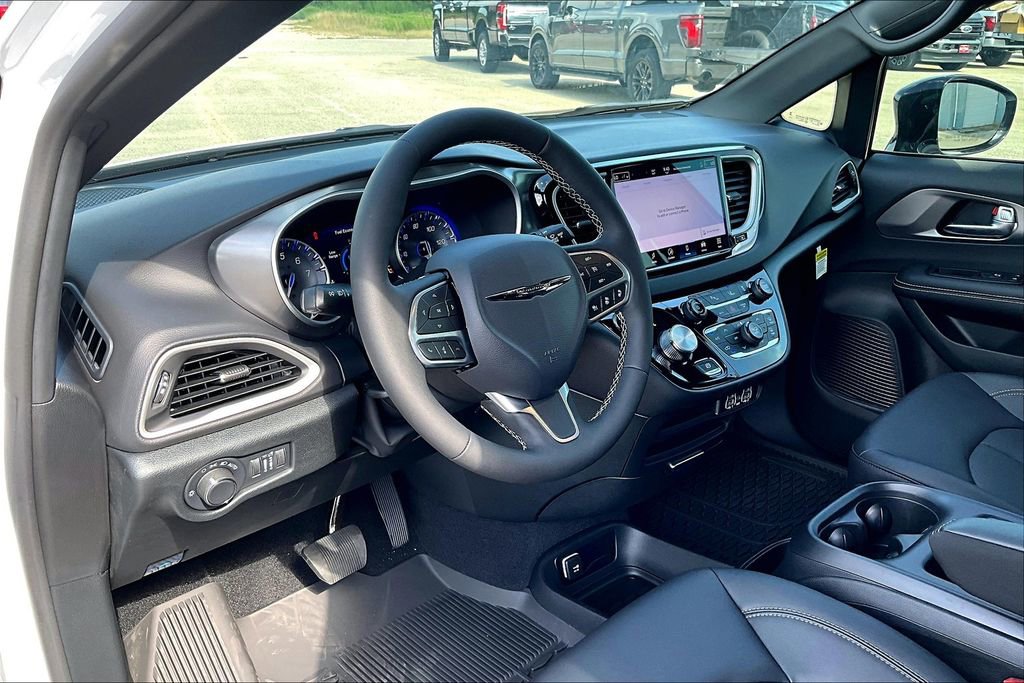 New 2025 Chrysler Voyager LX FWD image 5