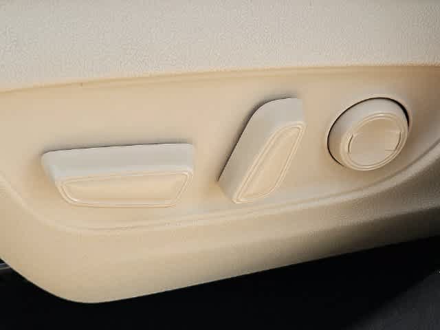 Used 2024 Toyota Highlander XLE FWD image 15