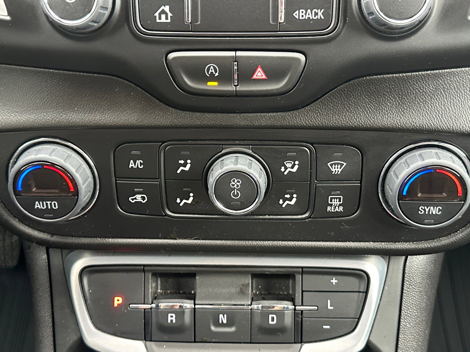 Used 2024 GMC Terrain SLE w/ Driver Convenience Package FWD image 18