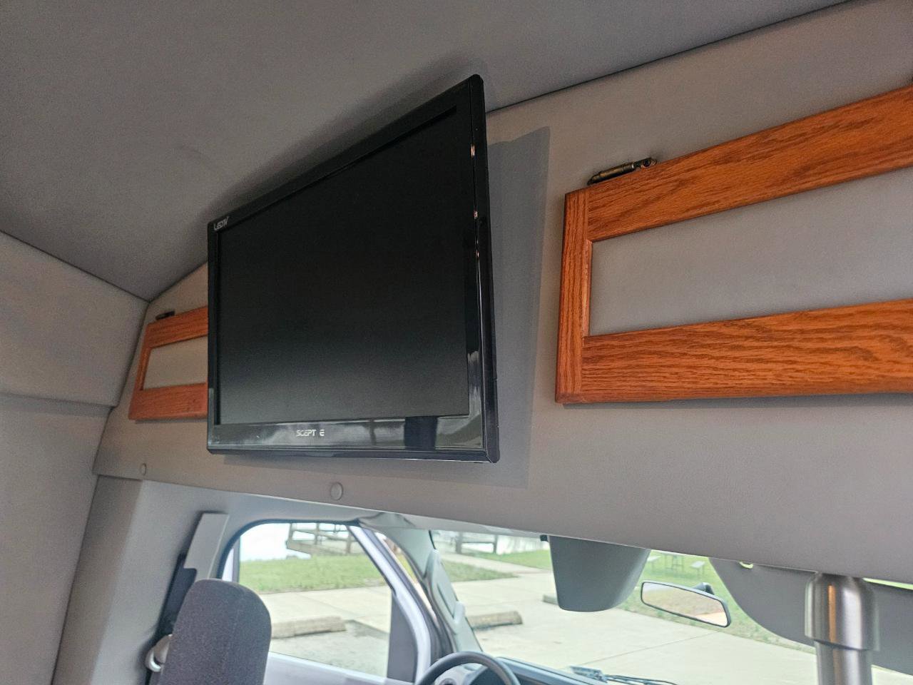 Used 2010 Ford E-350 and Econoline 350 Super Duty RWD image 18
