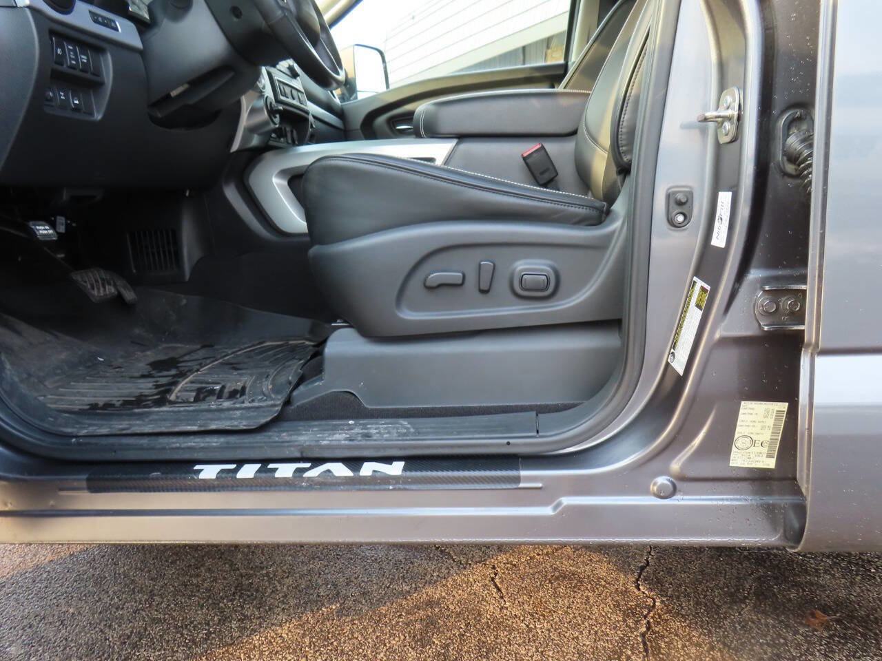 Used 2017 Nissan Titan PRO-4X image 11