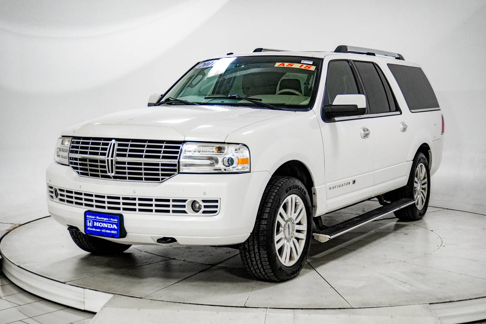 Used 2011 Lincoln Navigator L 4WD image 2