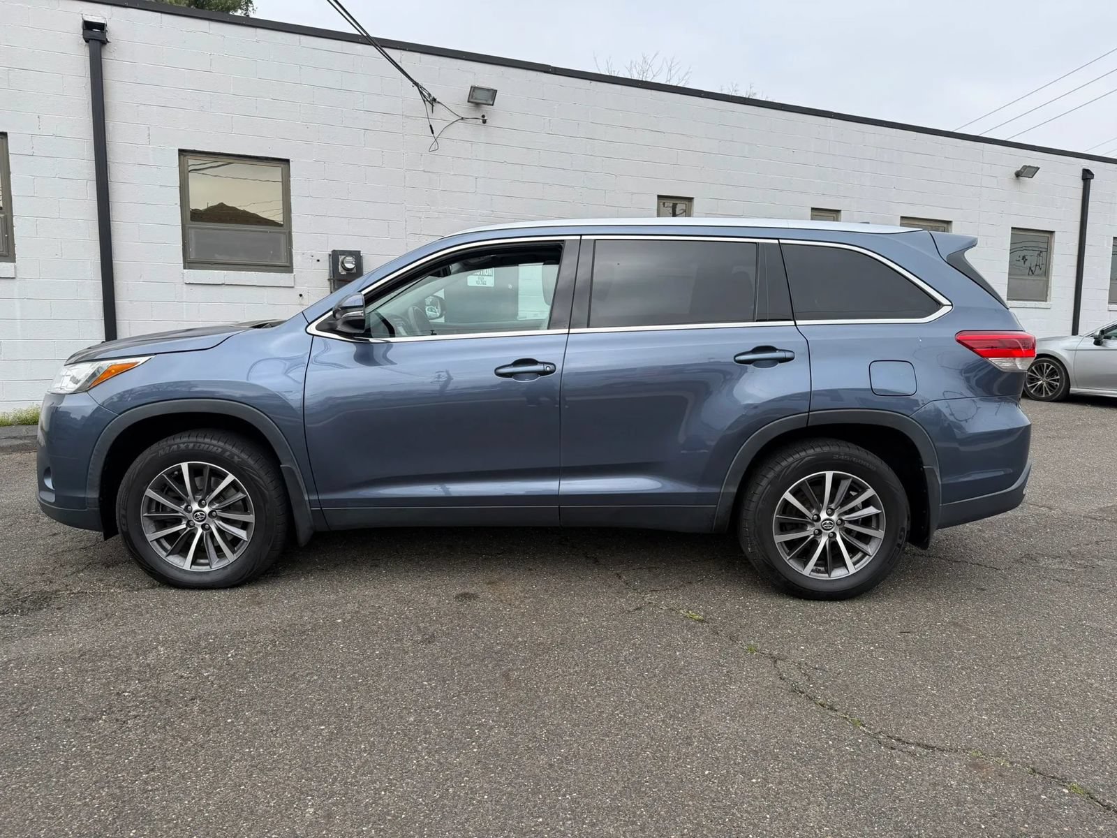 Used 2019 Toyota Highlander XLE AWD/4WD image 10