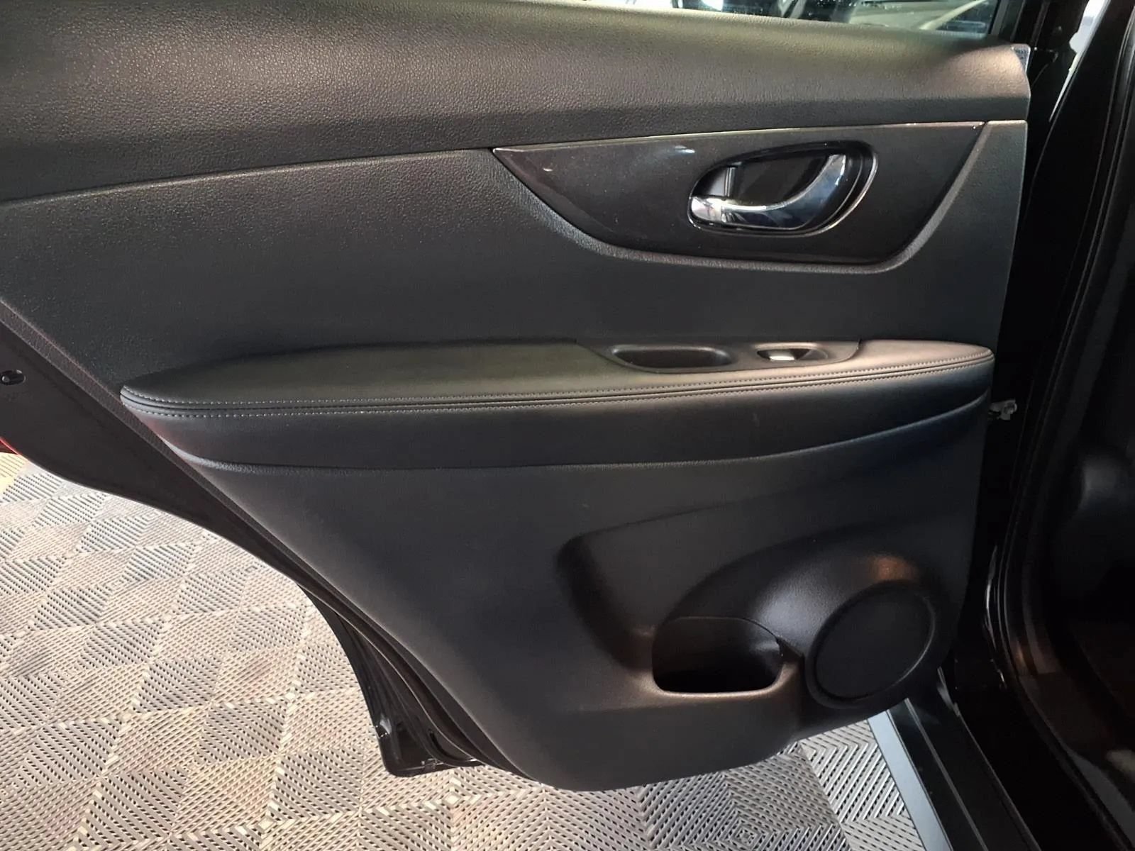 Used 2018 Nissan Rogue SV w/ Premium Package AWD/4WD image 15