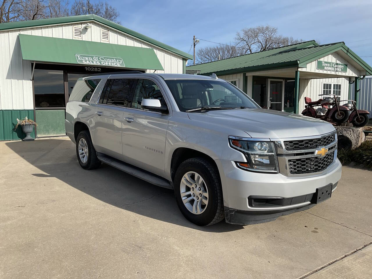 Used 2018 Chevrolet Suburban LT image 3