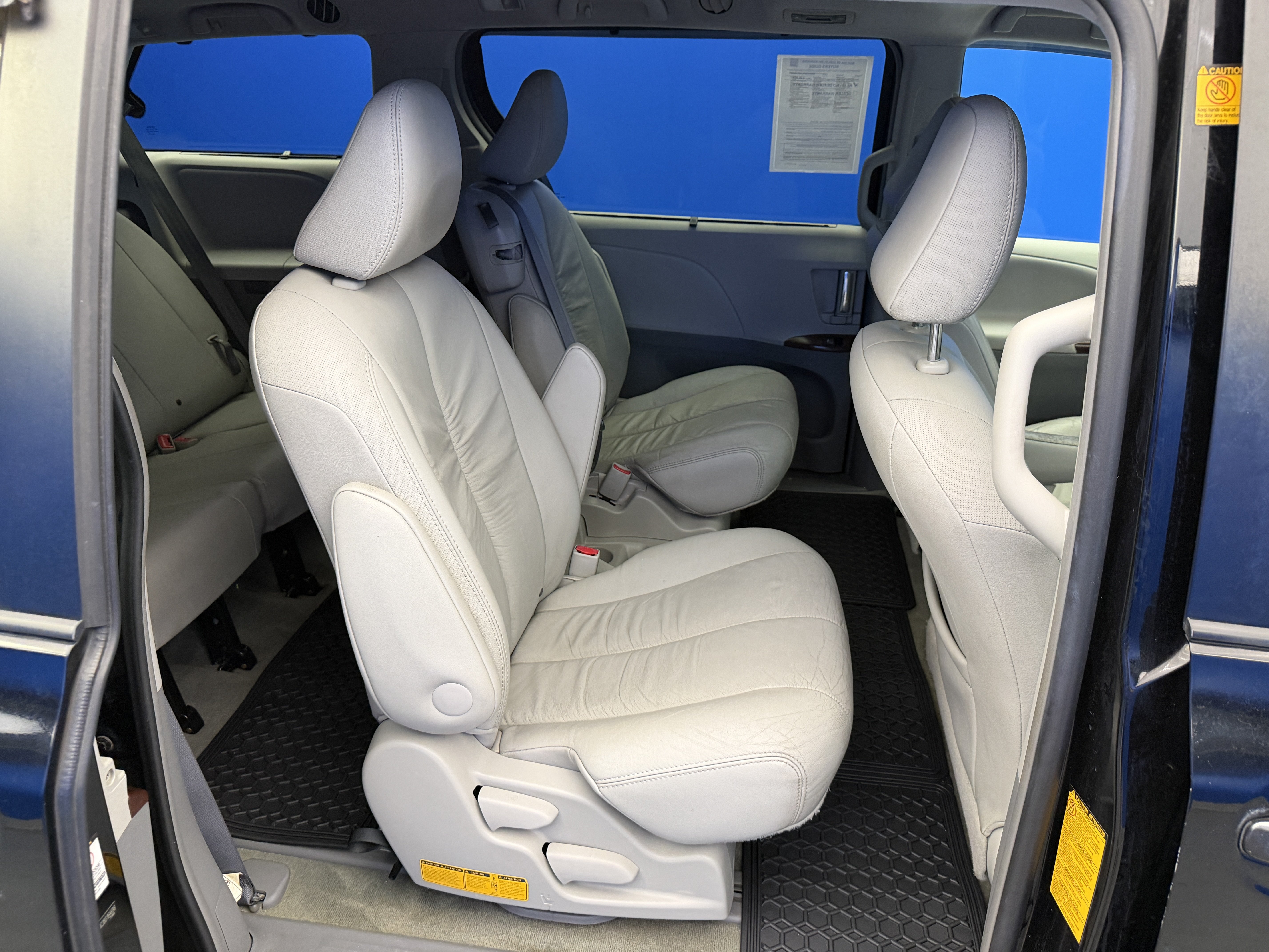 Used 2011 Toyota Sienna XLE FWD image 28