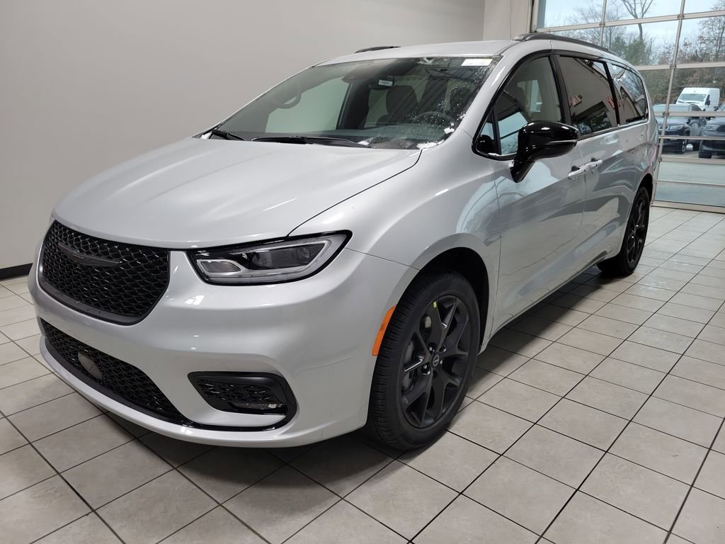 New 2026 Chrysler Pacifica Select w/ S Appearance Package image 2