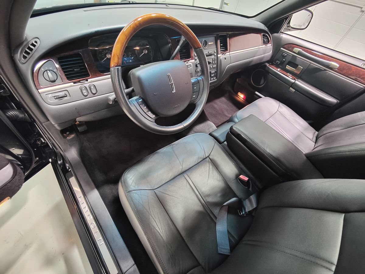 Used 2008 Lincoln Town Car Signature Limited RWD image 28