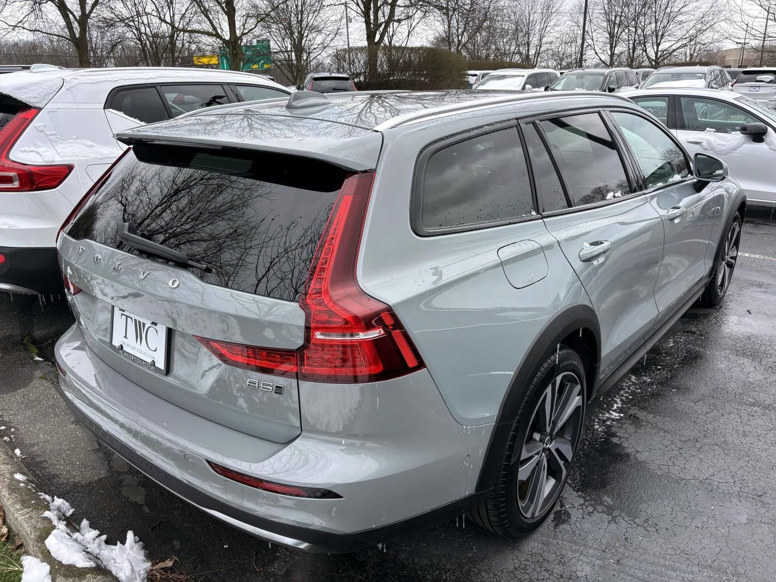 Used 2025 Volvo V60 B5 Cross Country Plus image 4