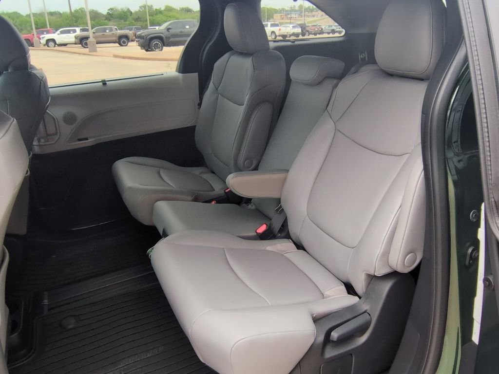 Used 2026 Toyota Sienna XLE image 10