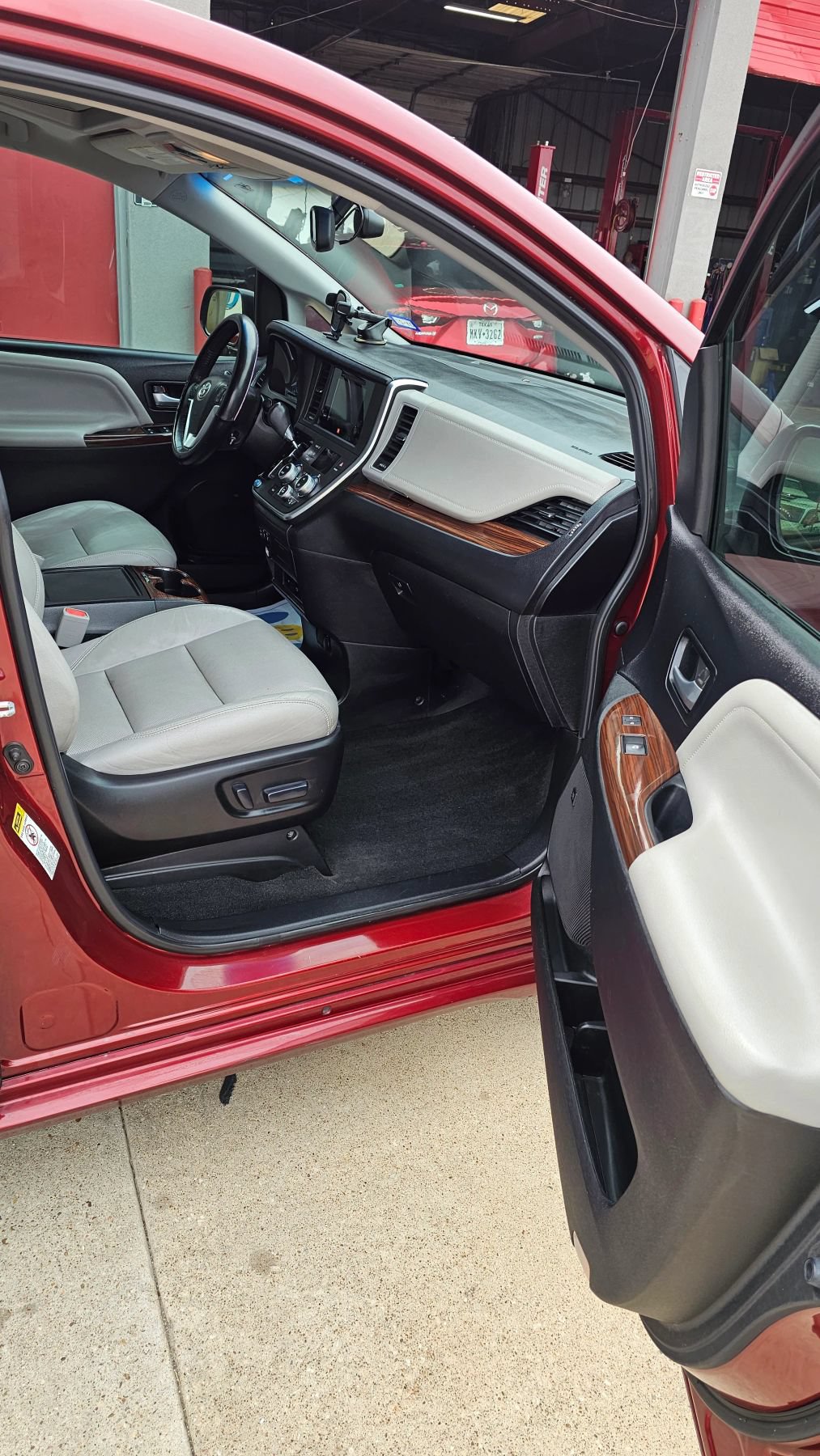 Used 2015 Toyota Sienna Limited Premium FWD image 6