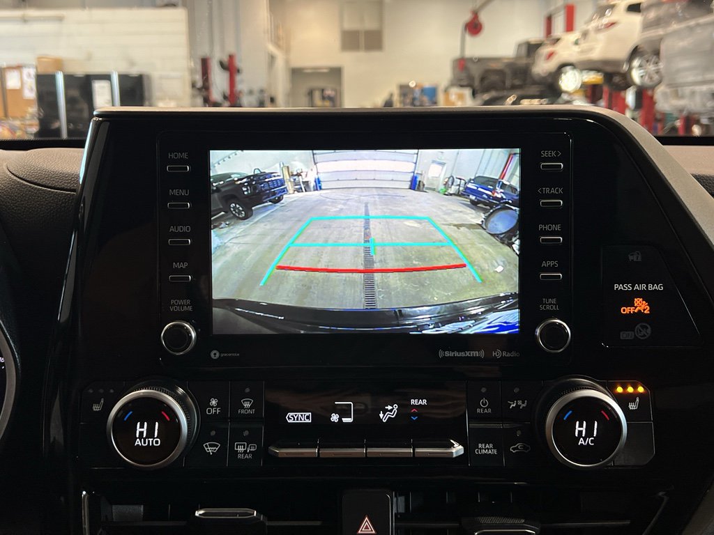 Used 2020 Toyota Highlander XLE image 25