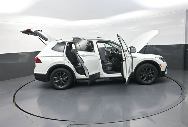 Used 2023 Volkswagen Tiguan SE w/ Panoramic Sunroof Package image 37