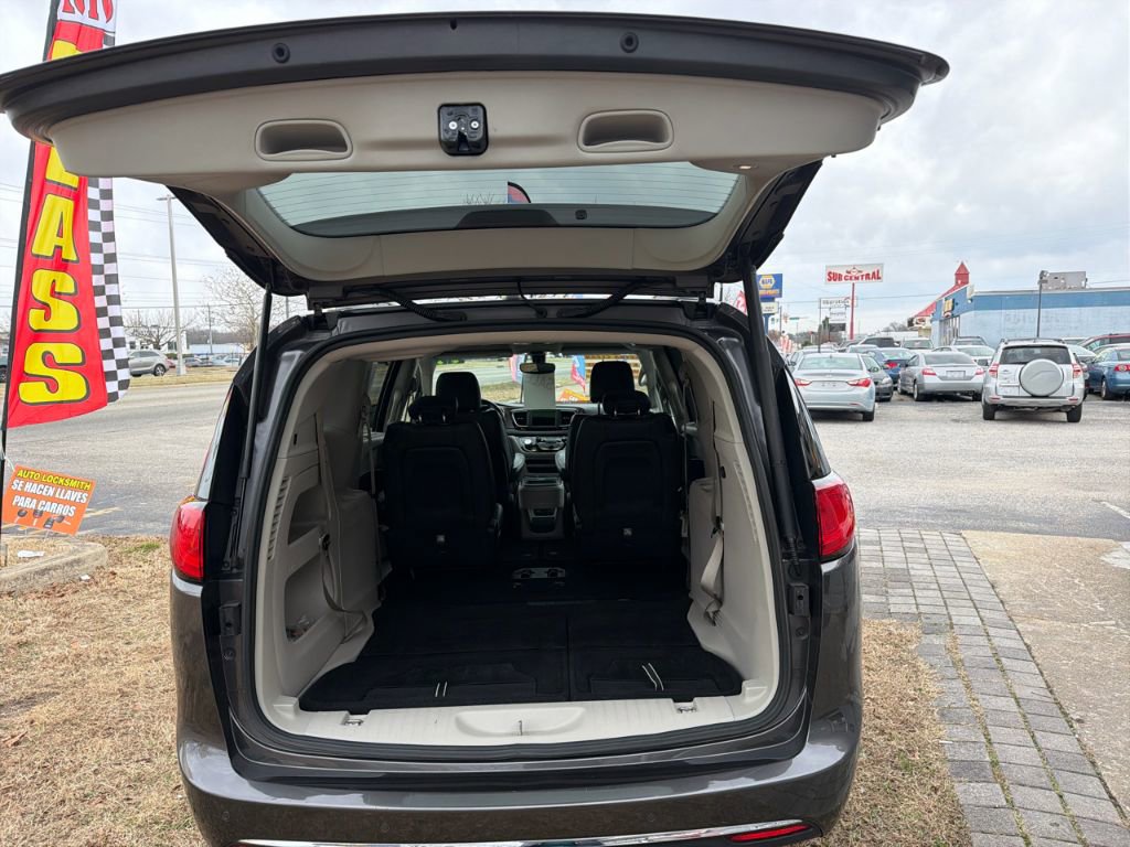 Used 2019 Chrysler Pacifica Touring-L w/ Tire & Wheel Group image 9