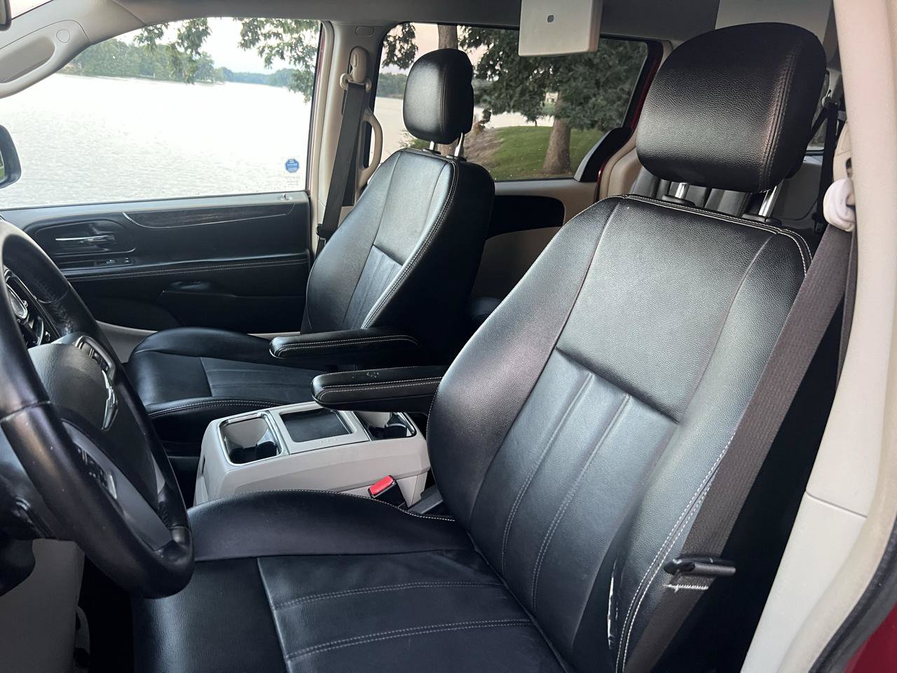 Used 2013 Chrysler Town & Country Touring FWD image 17