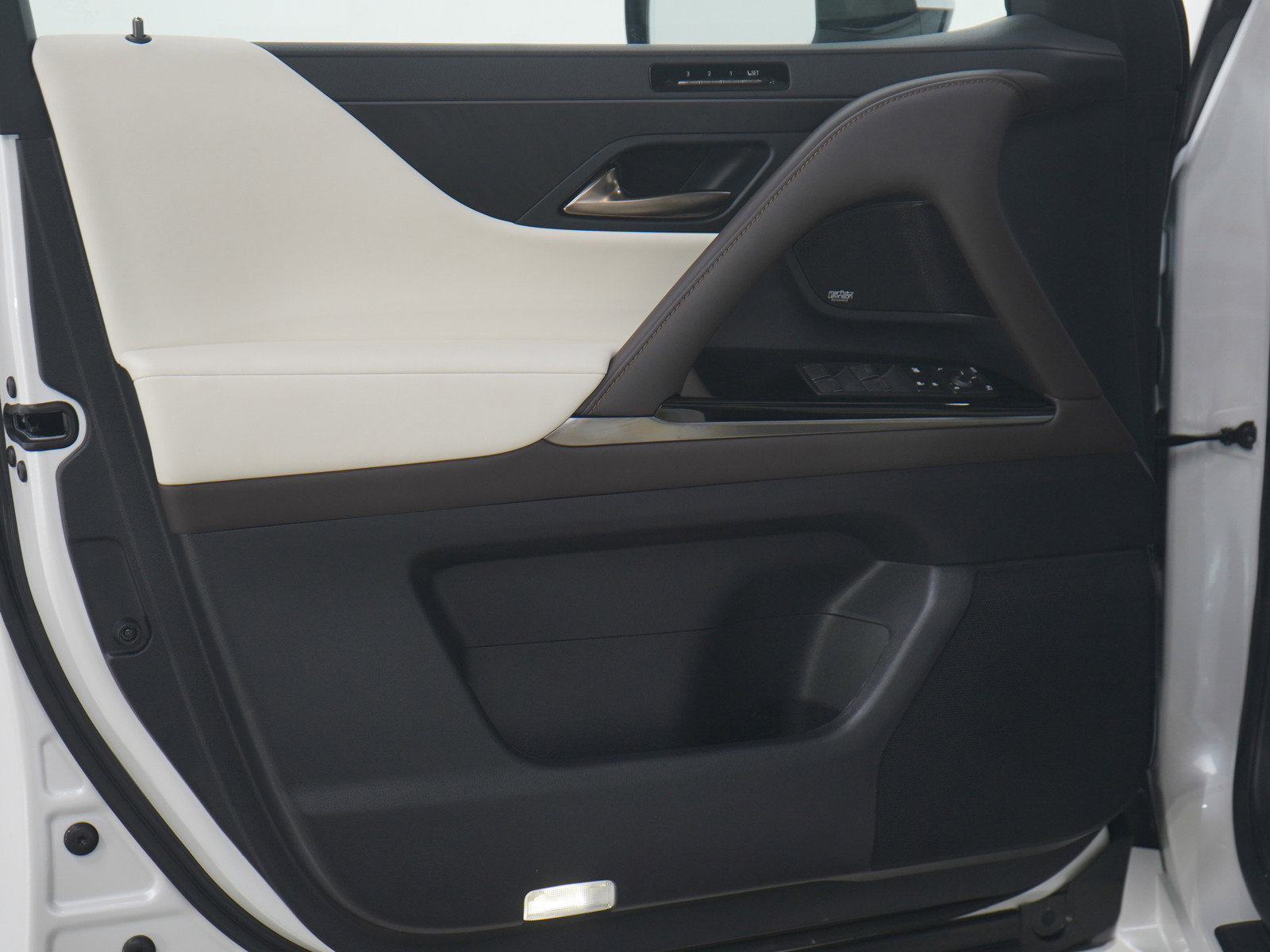 Used 2025 Lexus LX 600 4WD w/ Accessory Package (2T) image 27