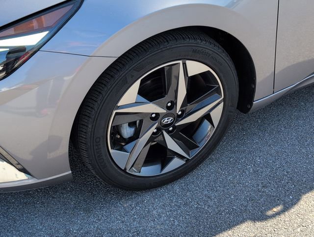 Used 2022 Hyundai Elantra Limited w/ Cargo Package image 11