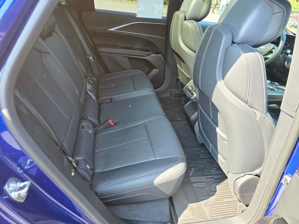 Used 2024 Cadillac Lyriq Sport image 12