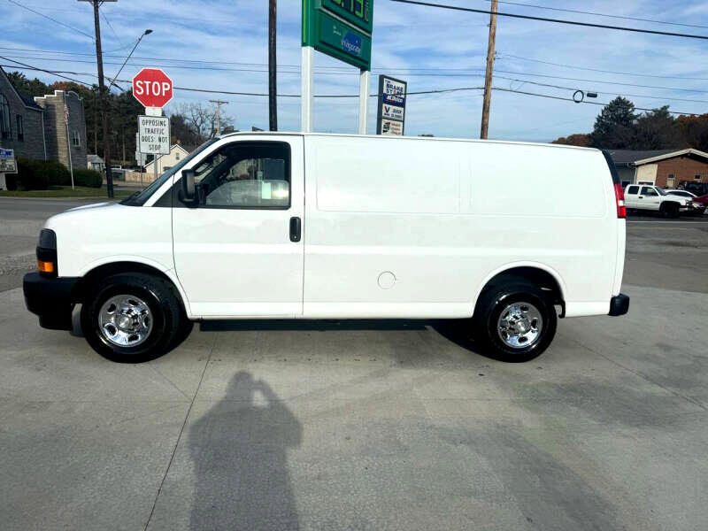 Used 2018 Chevrolet Express 2500 image 2