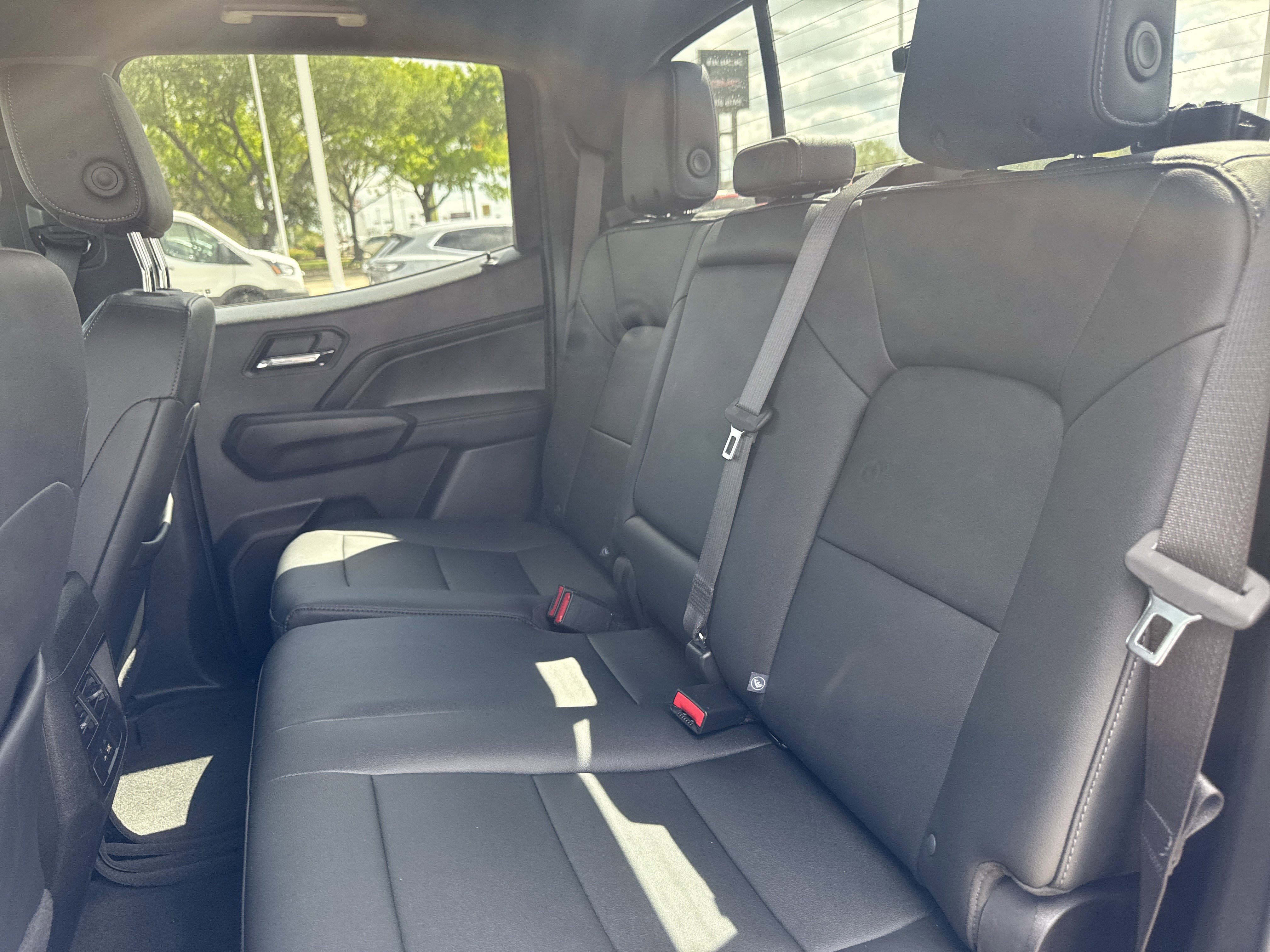 Used 2025 Chevrolet Colorado LT w/ LT Convenience Package image 11