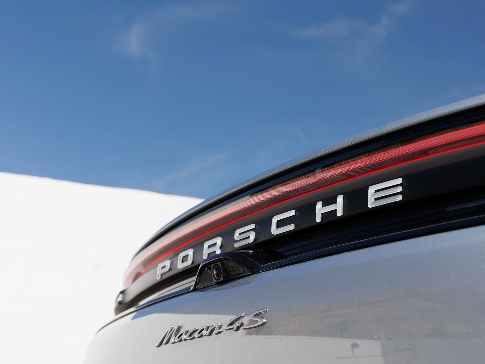 Certified 2025 Porsche Macan 4S Electric AWD/4WD image 12