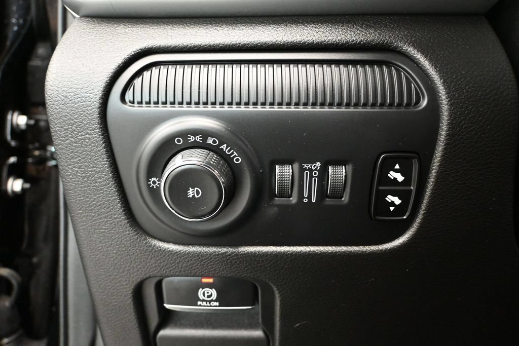 Used 2024 Jeep Wagoneer L Series III w/ Rear Seat Video Group 1 AWD/4WD image 33