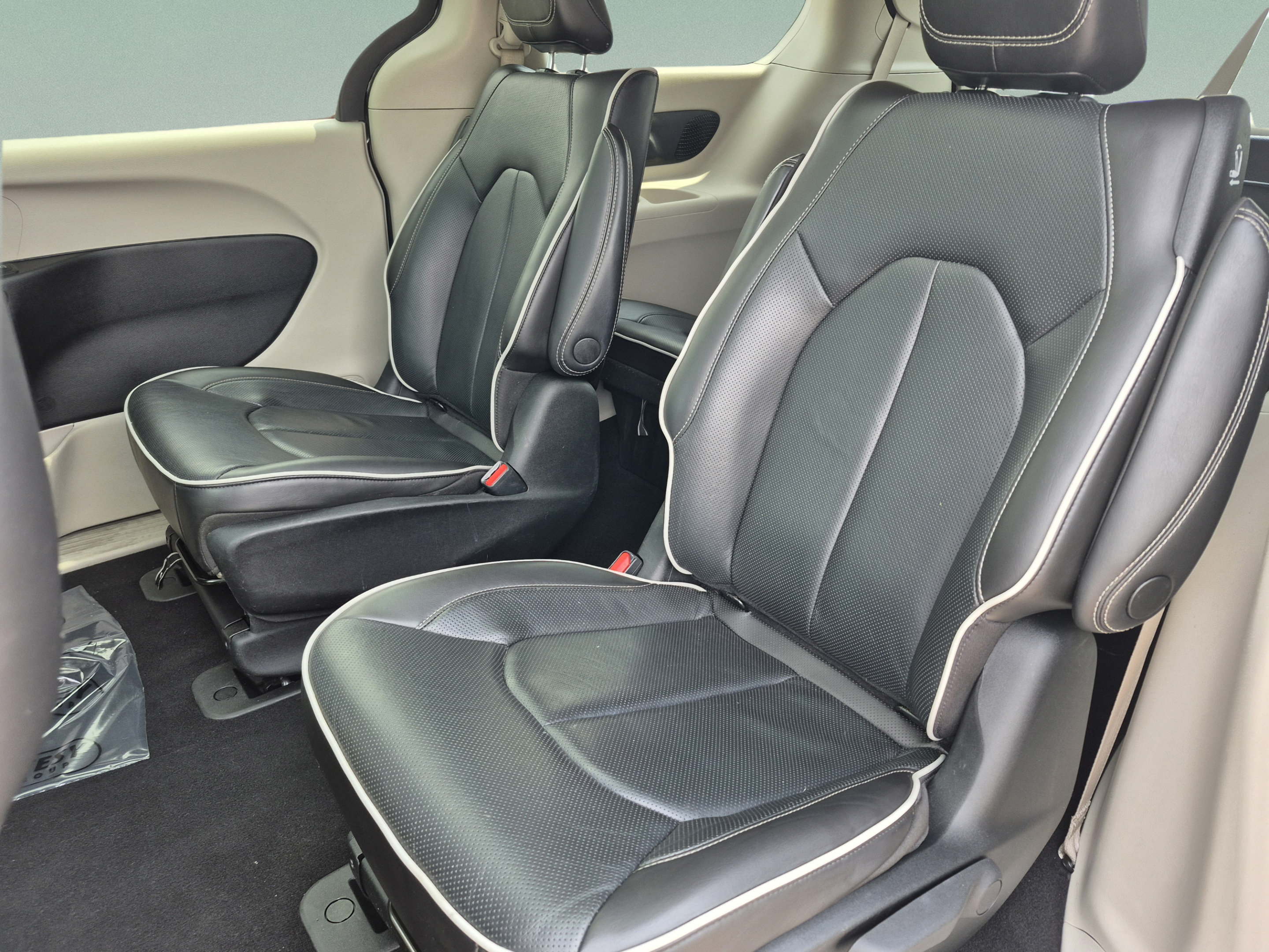 Used 2023 Chrysler Pacifica Limited FWD image 18