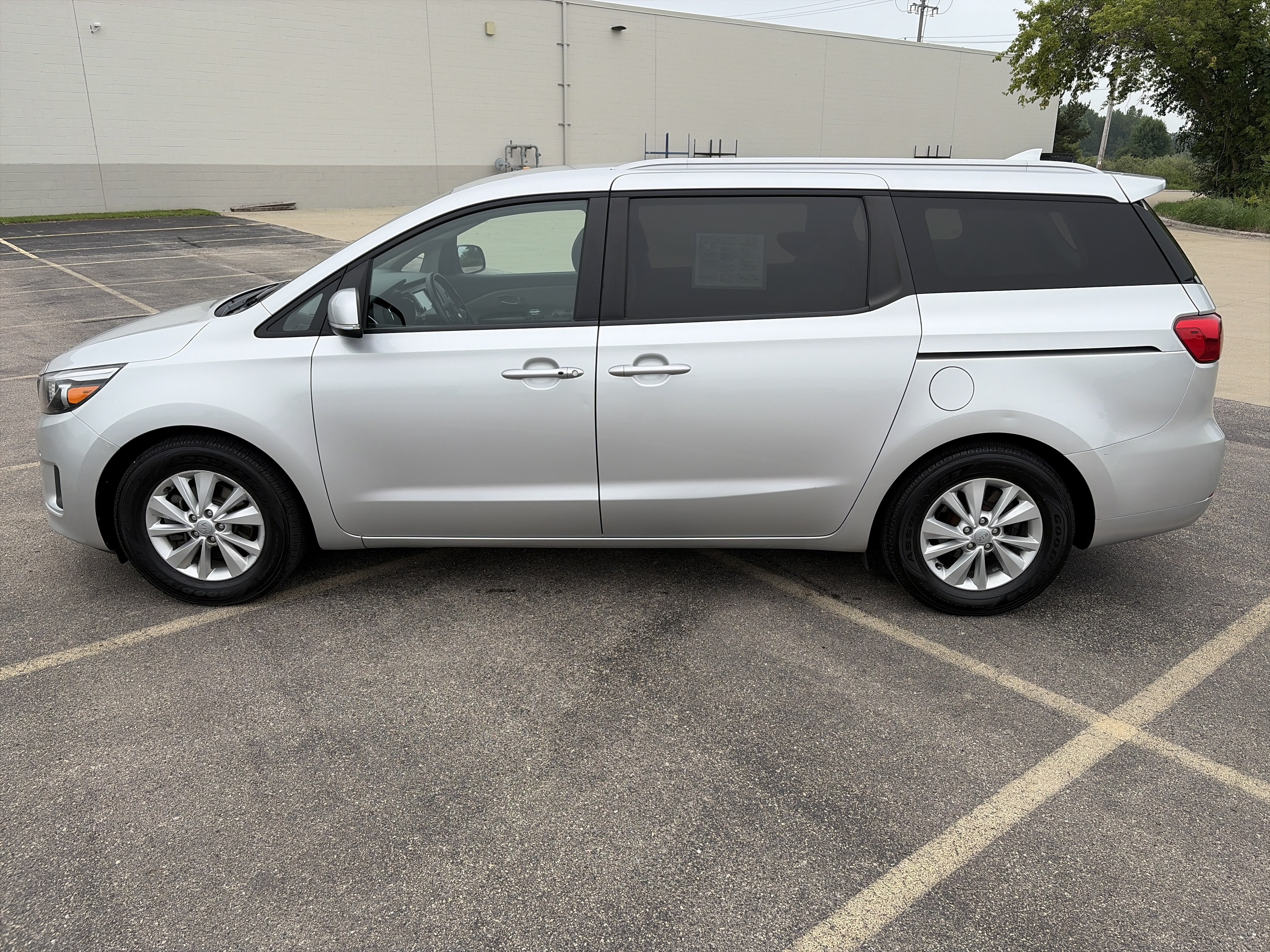 Used 2017 Kia Sedona LX w/ LX Essentials Premium Package FWD image 3