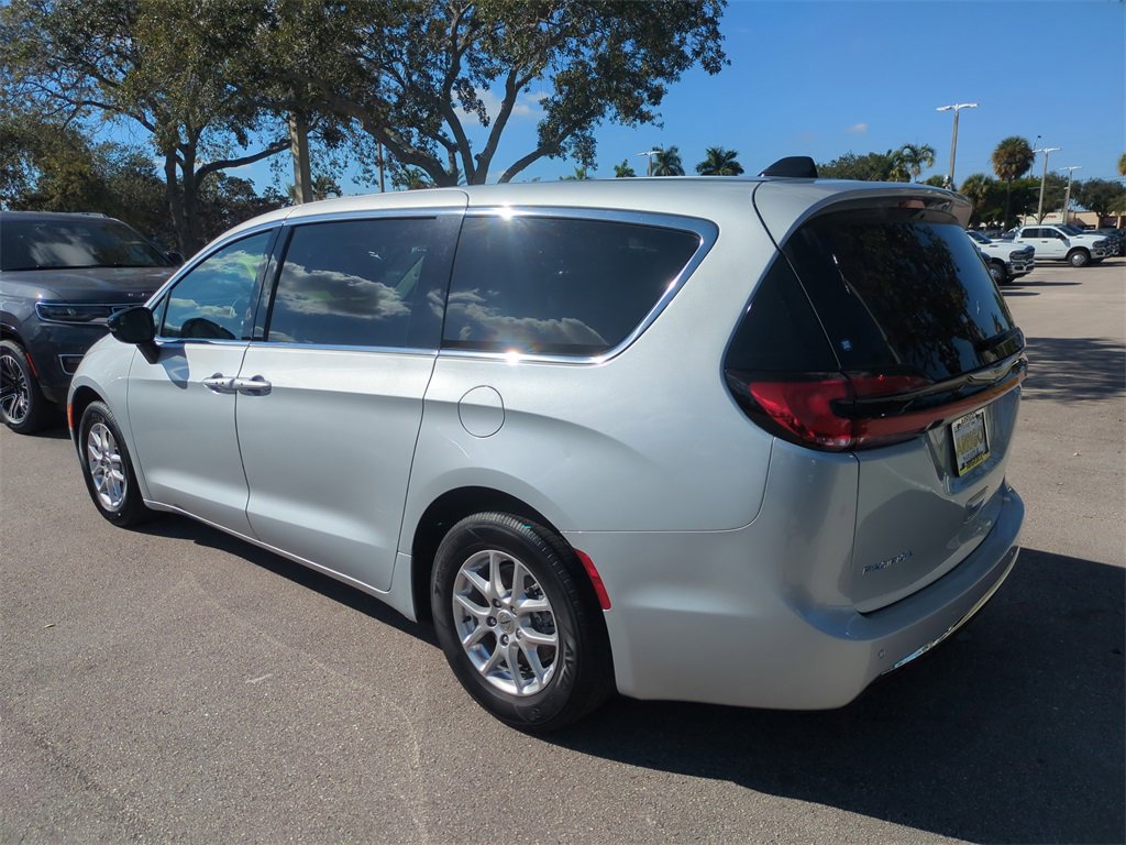 Used 2024 Chrysler Pacifica Touring-L image 8