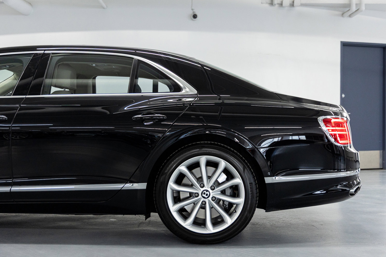 Used 2023 Bentley Flying Spur V8 image 10