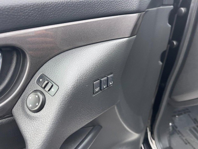 Used 2019 Nissan Rogue SV w/ Premium Package FWD image 19