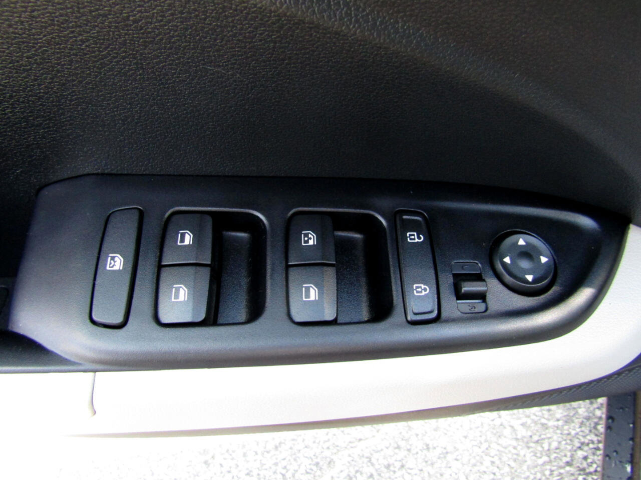 Used 2024 Hyundai Venue SEL image 11