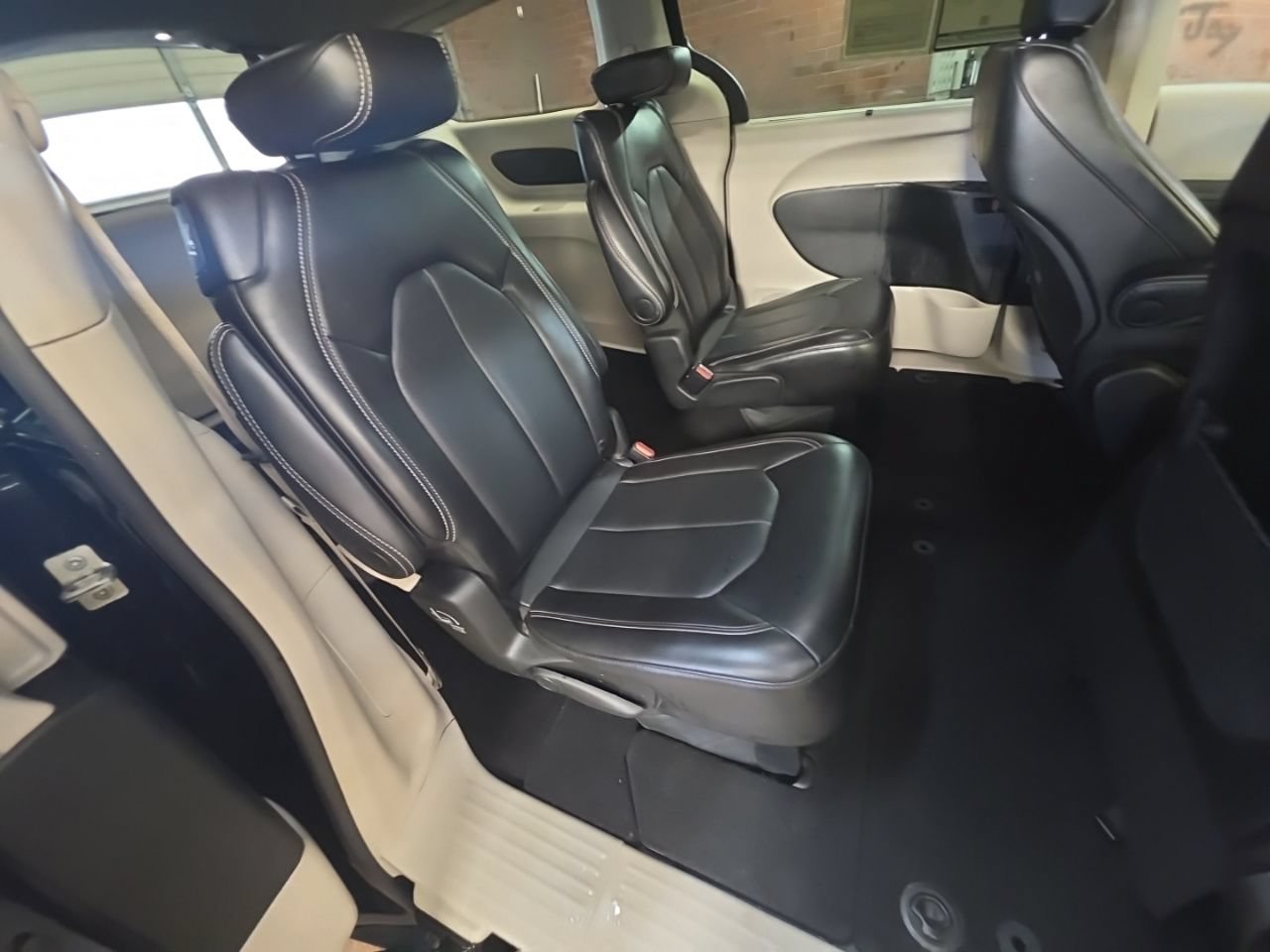 Used 2024 Chrysler Pacifica Touring-L FWD image 17