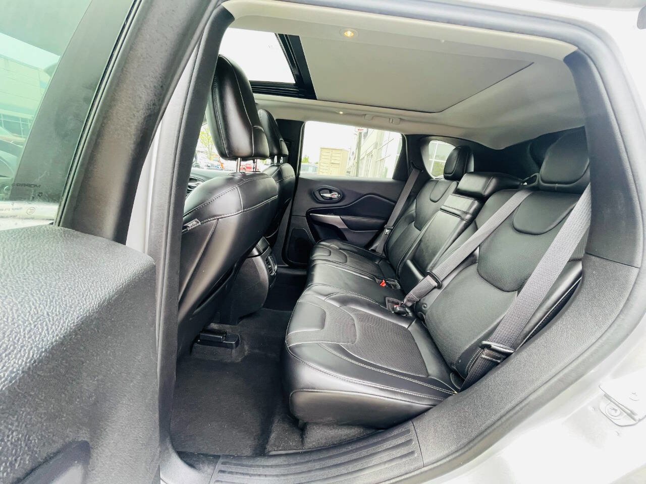 Used 2019 Jeep Cherokee Limited image 21