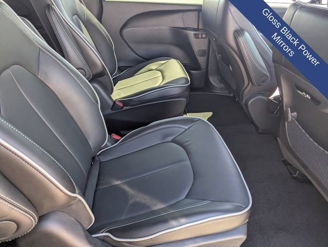 Used 2025 Chrysler Pacifica Premium FWD image 17