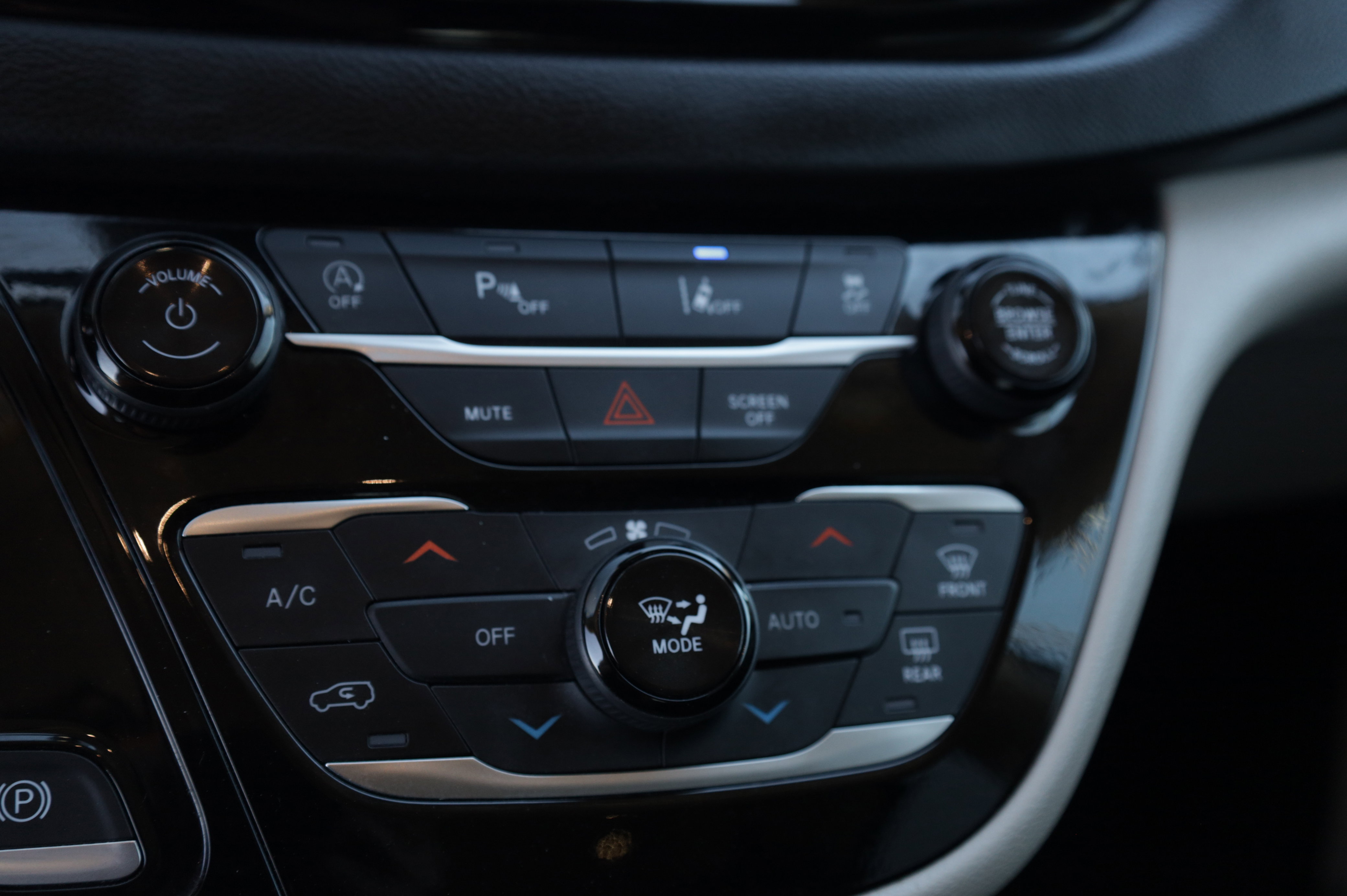 Used 2024 Chrysler Pacifica Touring-L image 11