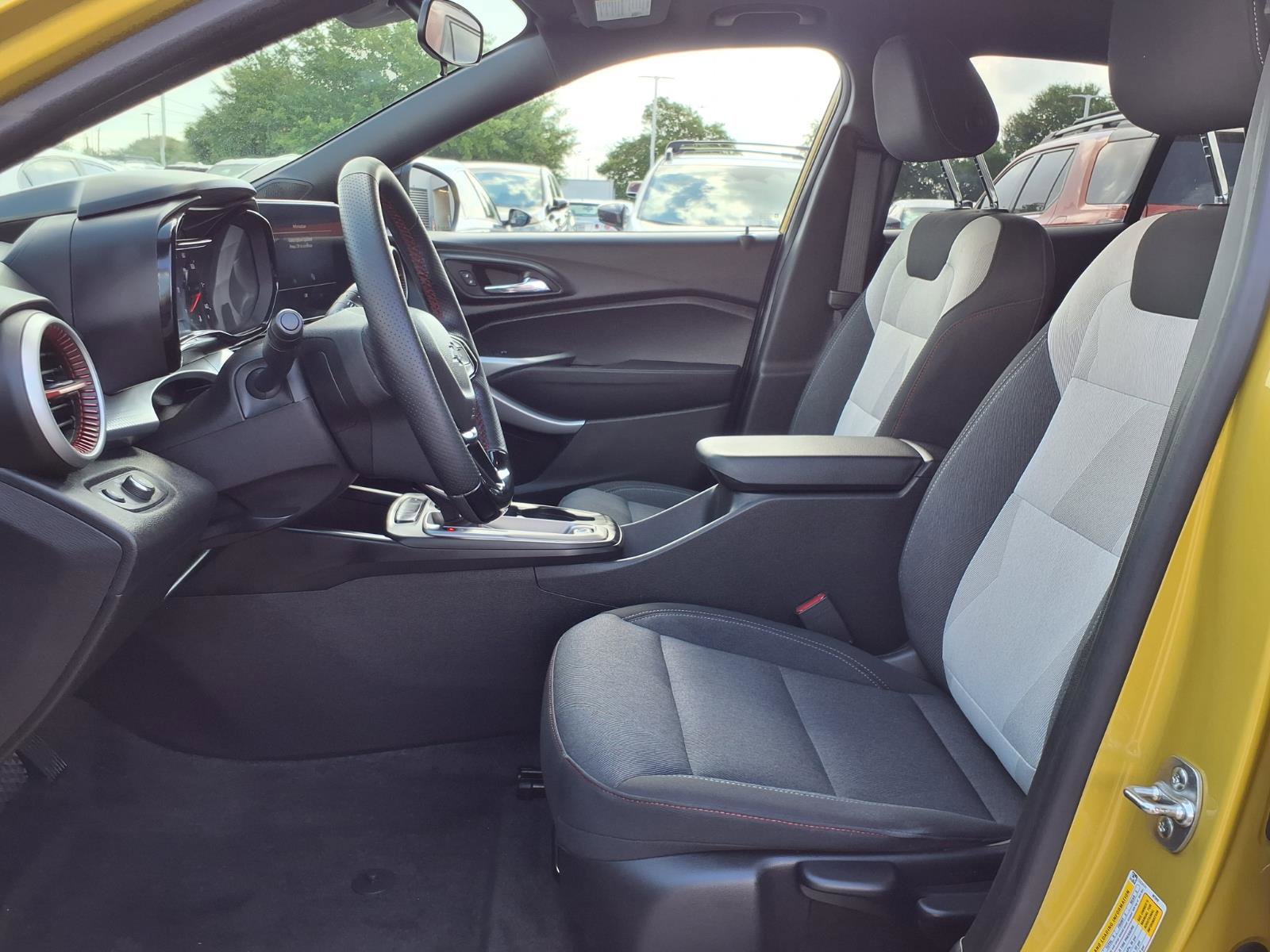 Used 2025 Chevrolet Trax RS w/ Sunroof Package FWD image 18