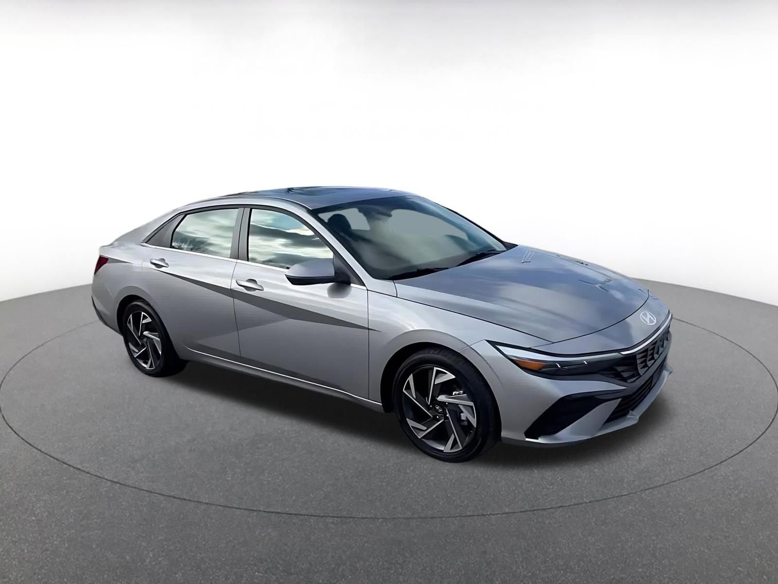 Used 2025 Hyundai Elantra Limited image 2