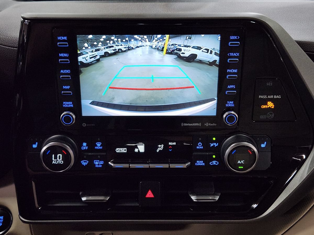 Used 2022 Toyota Highlander XLE AWD/4WD image 35