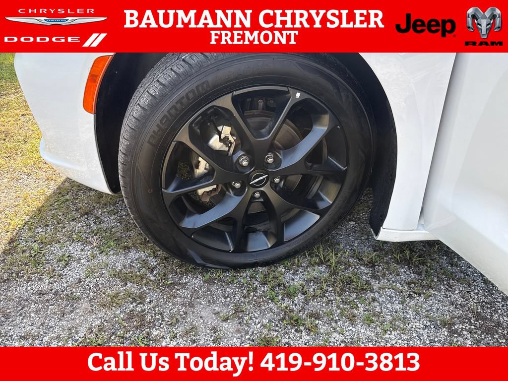 Used 2025 Chrysler Pacifica Limited FWD image 27