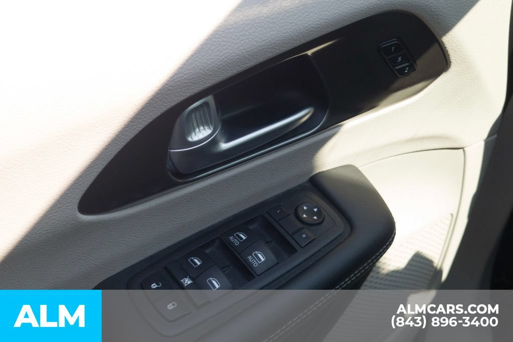 Used 2024 Chrysler Pacifica Touring-L FWD image 8